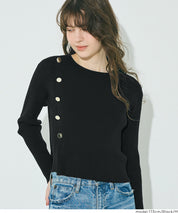 金釦設計感針織上衣
