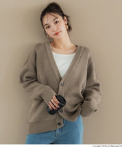 扎實感面料V領針織衫