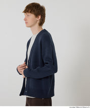 扎實感面料V領針織衫