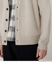 扎實感面料V領針織衫