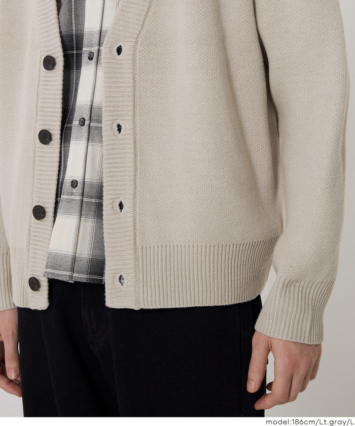 扎實感面料V領針織衫